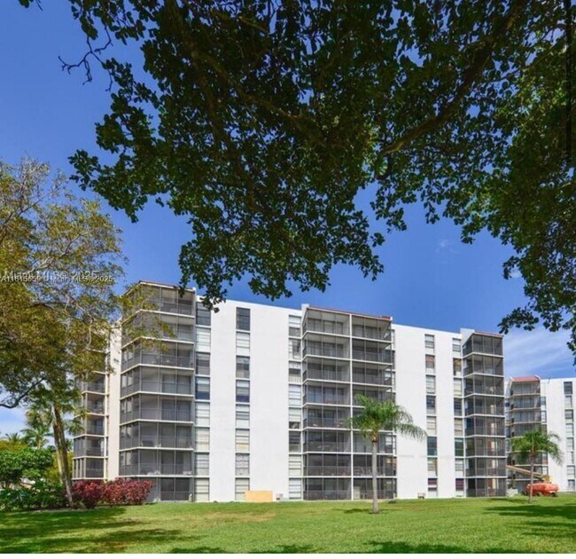 Primary Photo - 3301 N Country Club Dr