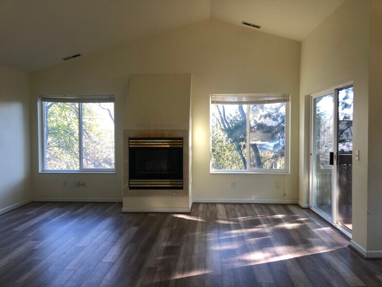 Building Photo - 618 Iowa St