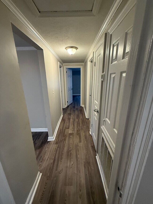 Building Photo - Spacious 3 Bedroom 1  Bath home with Appliance and Washer/Hookup.