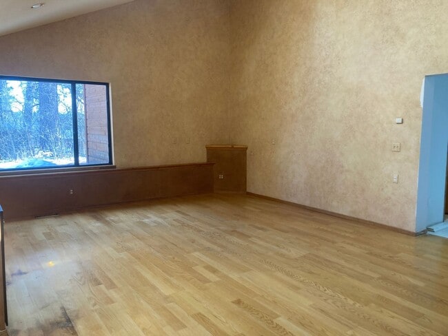 Building Photo - 405 Fir Dr