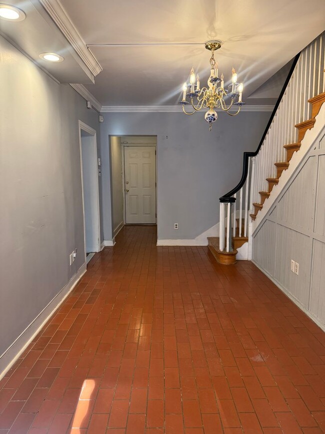 Building Photo - Beautiful 4 BR, 1.5 Bath Townhouse w/off s...