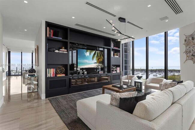 Building Photo - 2821 S Bayshore Dr