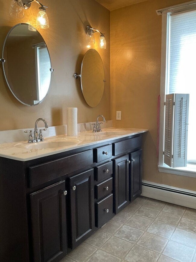 Building Photo - 112 W Main St