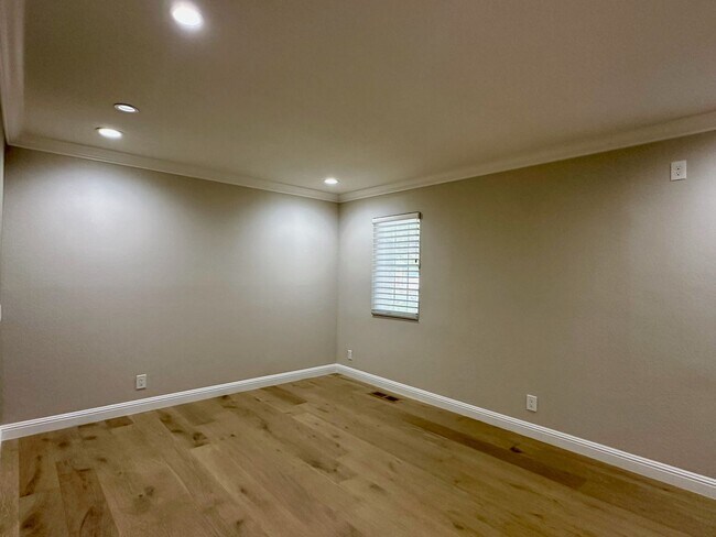 Building Photo - Recently Remodeled Home- Gourmet Kitchen- ...