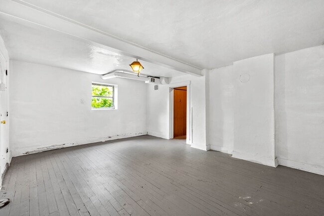 Building Photo - 447 Elm Rd