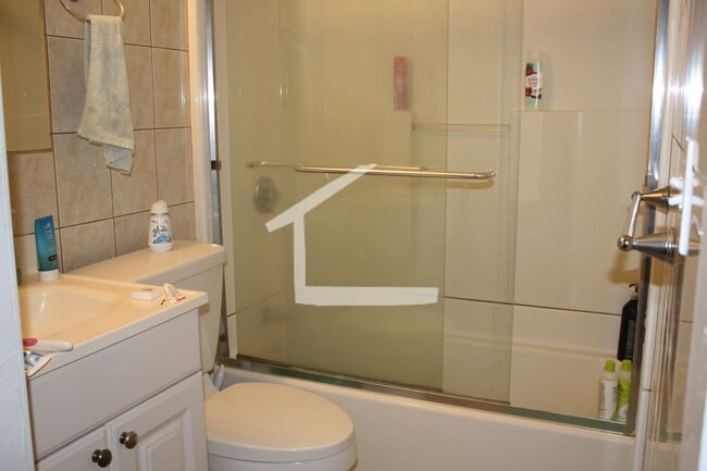 Building Photo - Washington Sq. Location. 3 Full Bathrooms, Porch, Central Heat/AC