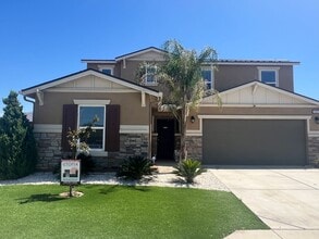Building Photo - five bedrooms and three and a half bathrooms home in Fresno, CA