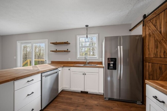 Building Photo - Country Living on 5 Acres