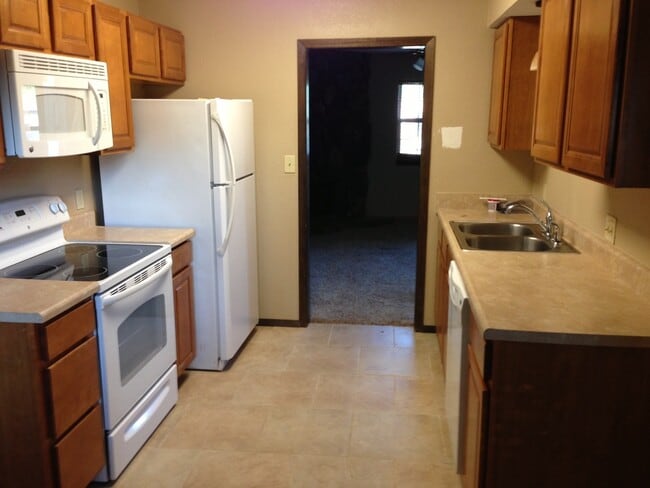 Building Photo - 3 Bedroom, Recently Remodeled, 1 Bath, Bas...