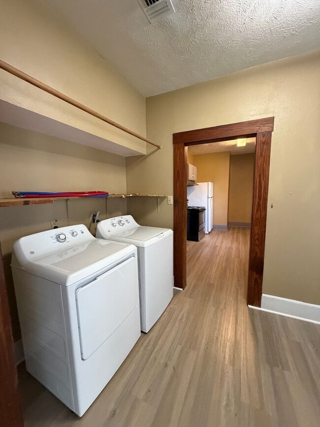 Building Photo - 4 bedroom 2 bath house