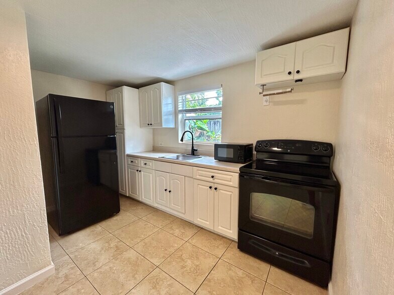 Kitchen - 4221 SW 36th St