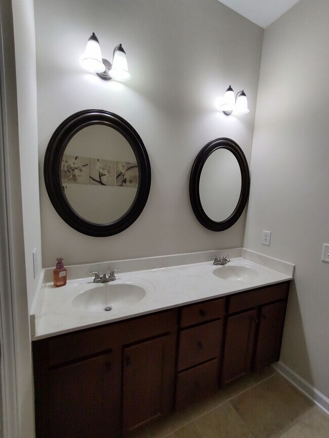 Building Photo - 3350 Pampas Dr