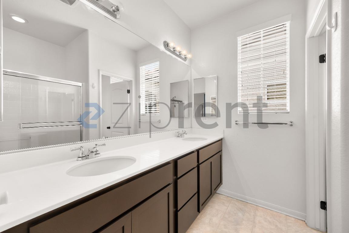 Building Photo - Unit 3