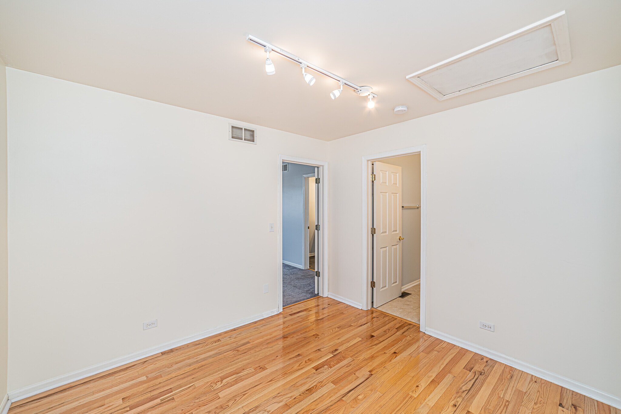 Building Photo - 1060 Ellsworth Dr