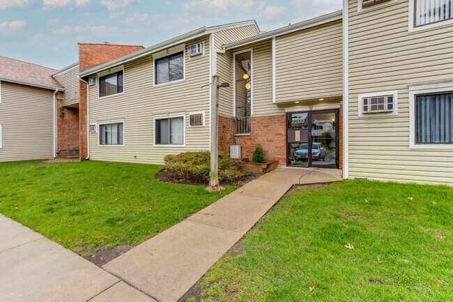 Building Photo - 2200 Bayside Dr