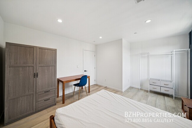 Building Photo - 837 N Harvard Blvd