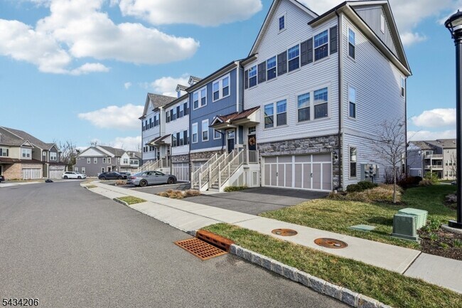 Building Photo - 21 Dahlia Dr