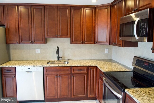Building Photo - 7341 Crestleigh Cir