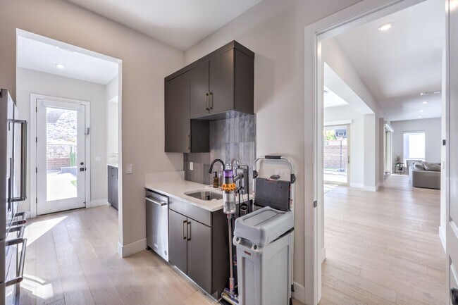 Building Photo - Exquisite 6-bed/ 6-bath residence nestled within the prestigious, guard-gated community of Revere...