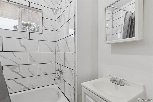 Building Photo - 5421 Toledo St