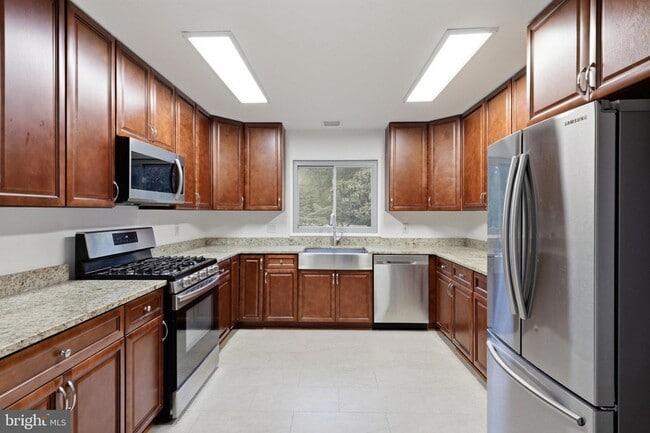 Building Photo - 8804 Mansion Farm Pl