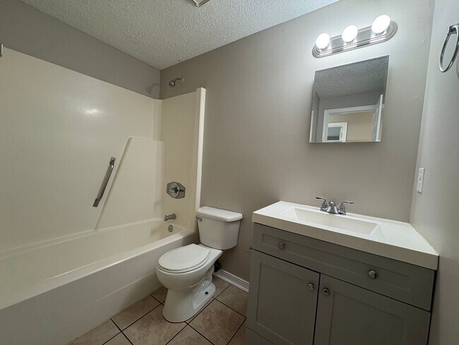 Building Photo - Remodeled 3/2 with huge yard in Sandalwood