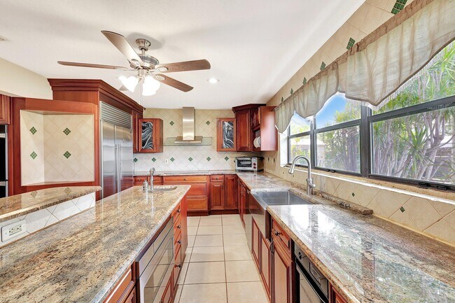 Building Photo - 362 SE Calmoso Dr