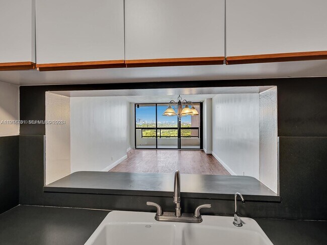 Building Photo - 2555 Collins Ave