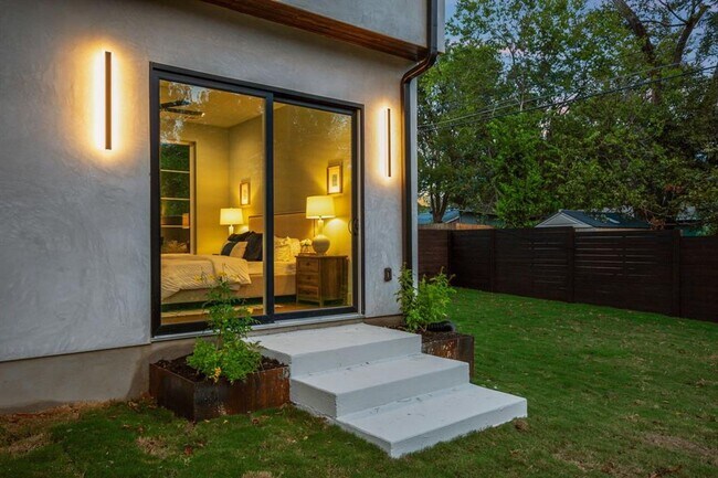 Building Photo - Stunning South Austin Oasis