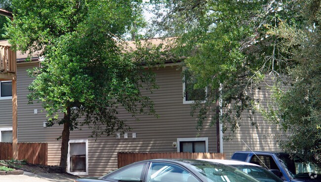 Building Photo - 203 Kelly Rd