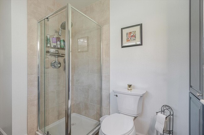 Building Photo - Freshly Renovated, End Unit Town-House Ava...