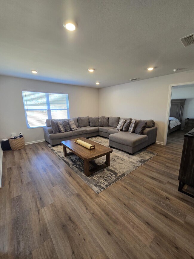 Building Photo - 1964 Catbird Trl