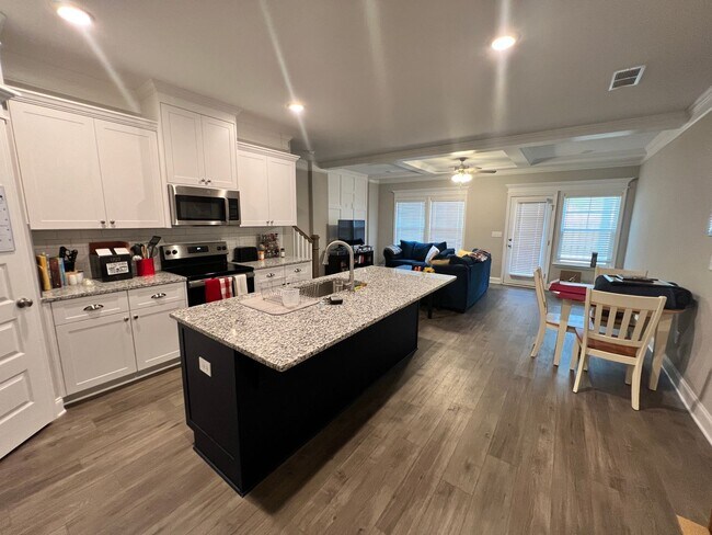 Building Photo - 3BR/2.5 BATH Townhome with Garage & Fenced...