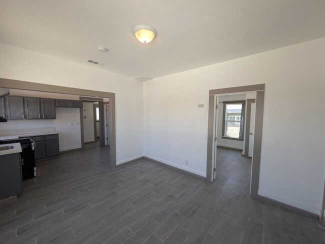 Building Photo - Bright & Clean 2 Bed | 1 Bath Home With a separate Den– 906 Sq. Ft. with Private Parking! Now Ava...