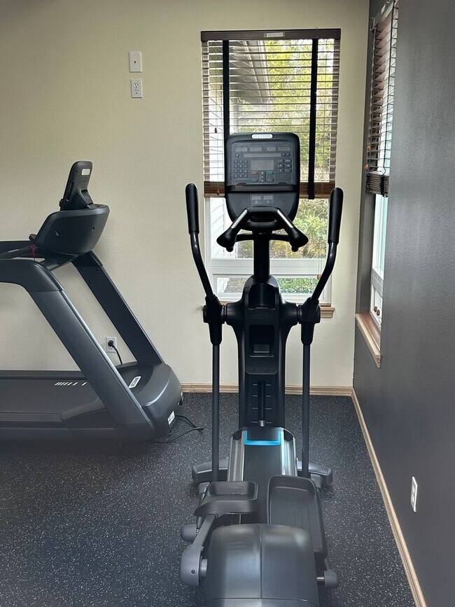 Building Photo - 3 Bed, 2 Bath Condo with in Cascade-Fairwo...