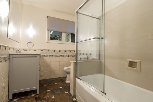 Building Photo - Portland Heights Home w/High-End Finishes! Double Range Viking Stove, Granite, Wood Floors, Sun R...