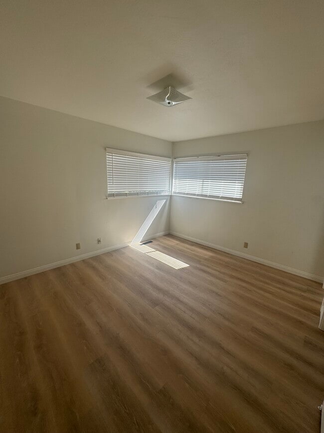 Building Photo - 120 Glencrest Ln