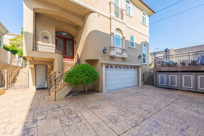 Building Photo - Luxury Detached Townhome in Redondo Beach