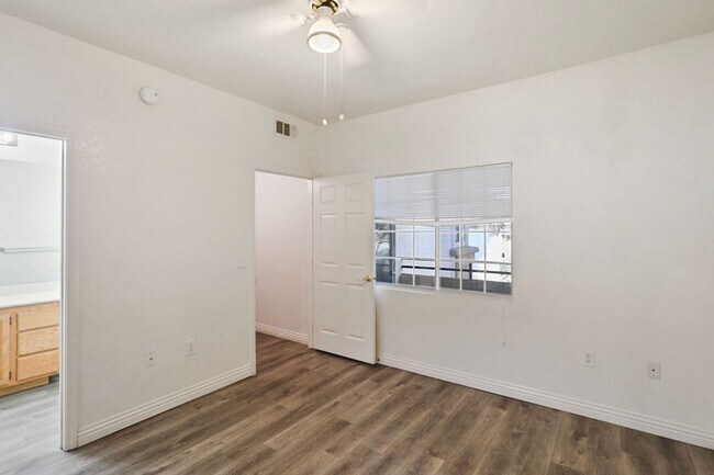 Building Photo - 2 Bedroom 2nd Floor West Vegas Condo