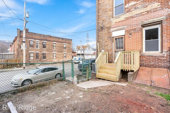 Building Photo - 3 br, 1 bath House - 200 West Elizabeth St...