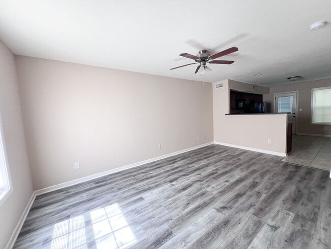Building Photo - 2 Bedroom 1.5 Bathroom Townhome