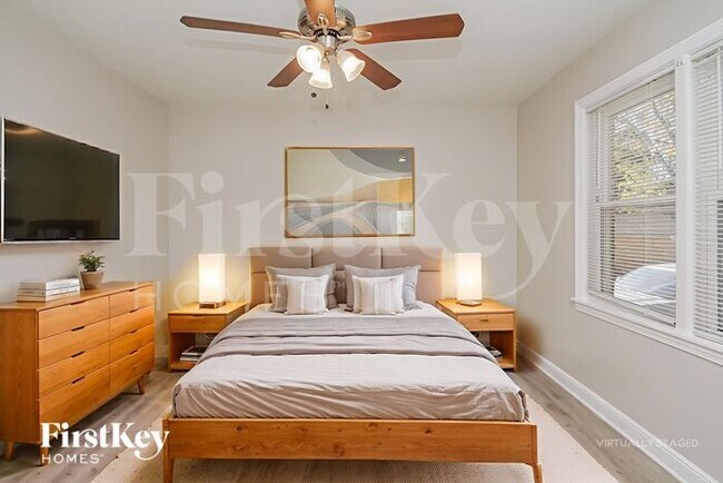 Building Photo - 8912 S Sacramento Ave