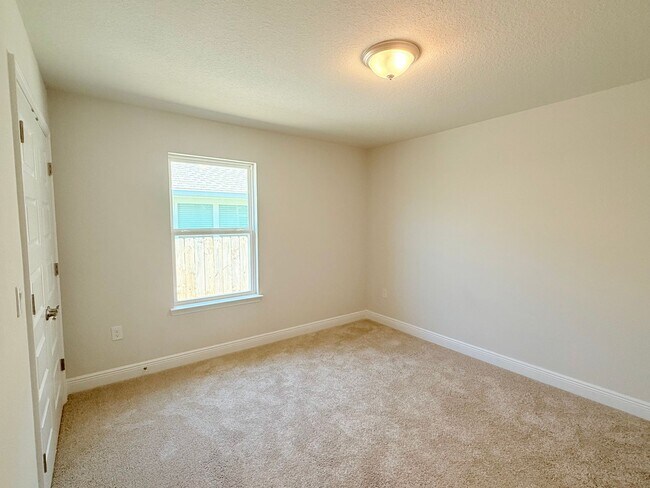 Building Photo - Modern 3 Bed/2 Bath - Prime Location