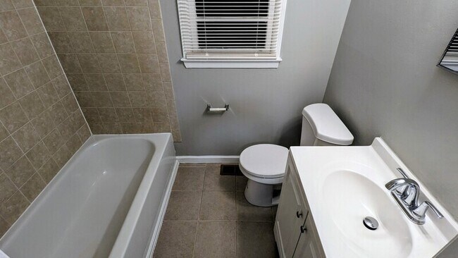 Building Photo - 3100 Highland Dr SE