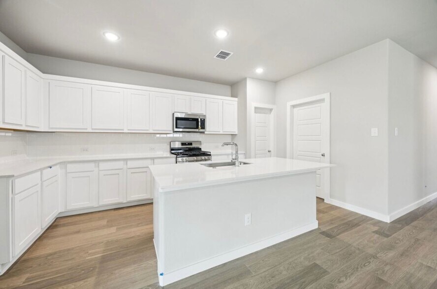 Building Photo - 1012 Rosemary Hill Dr