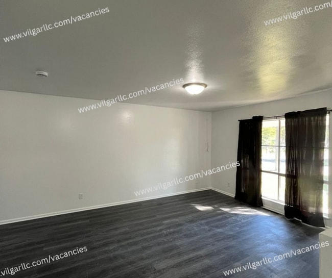 Building Photo - 3 spacious bedrooms, 2 full bathrooms home...