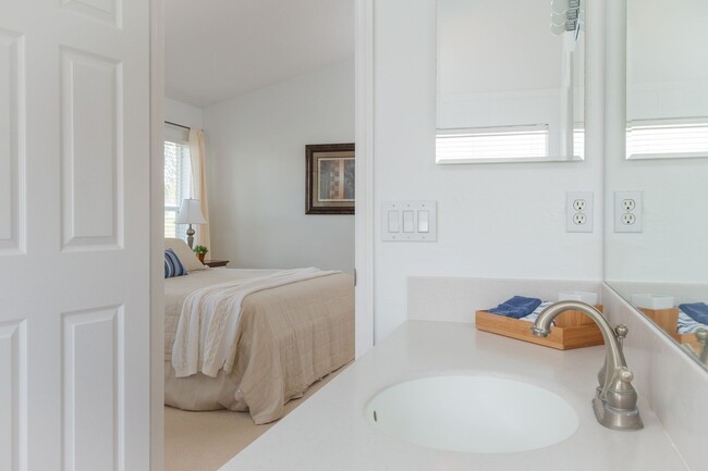 Building Photo - Beautiful Fully Furnished 4 Bedroom 3 Bath...