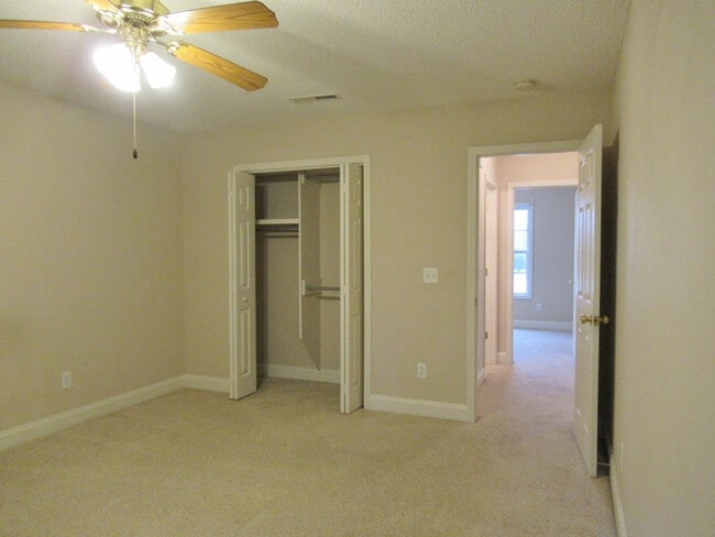 Building Photo - 3760 Beacon Dr