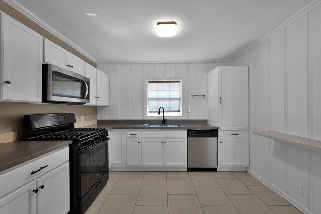 Building Photo - 416 Milwaukee St