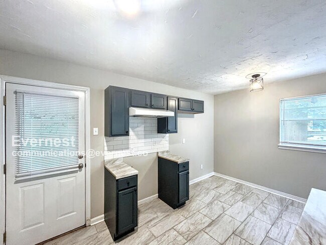 Building Photo - 4624 Sunnybrook St